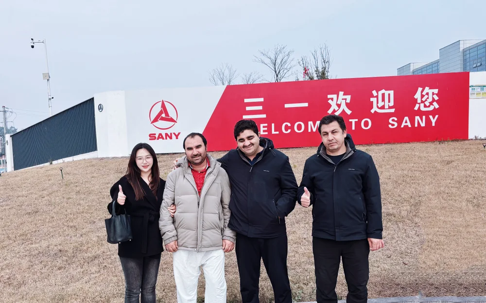International customers visiting a Chinese crane manufacturer