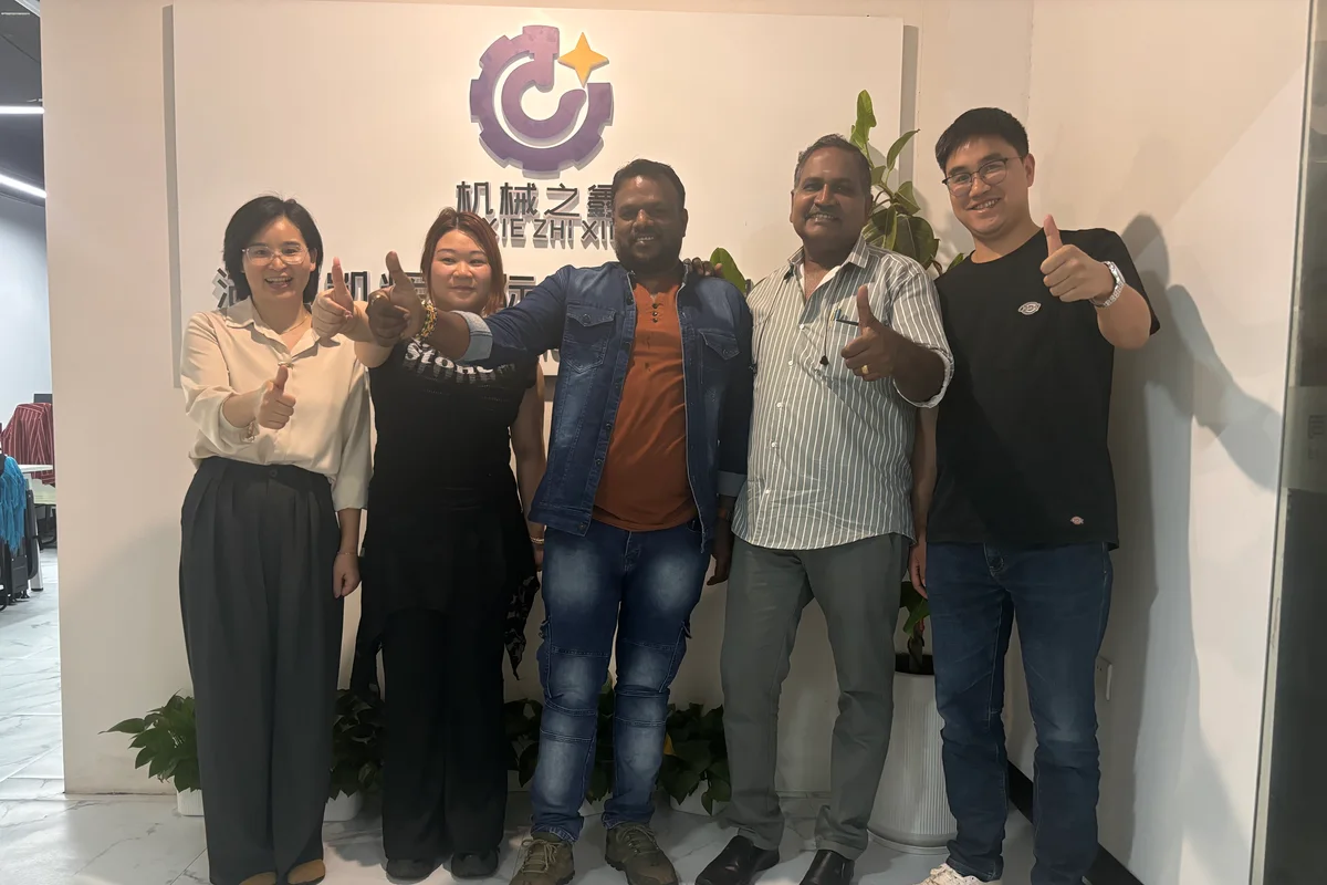 Overseas customers meeting the Kaihui Cranes team at the office