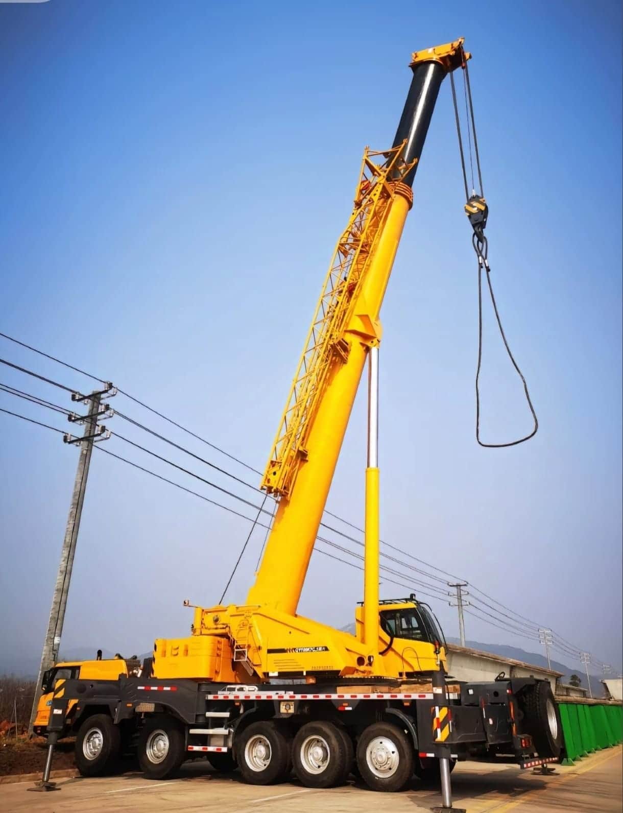 XCMG QY100K7C — 100T Truck Crane 9