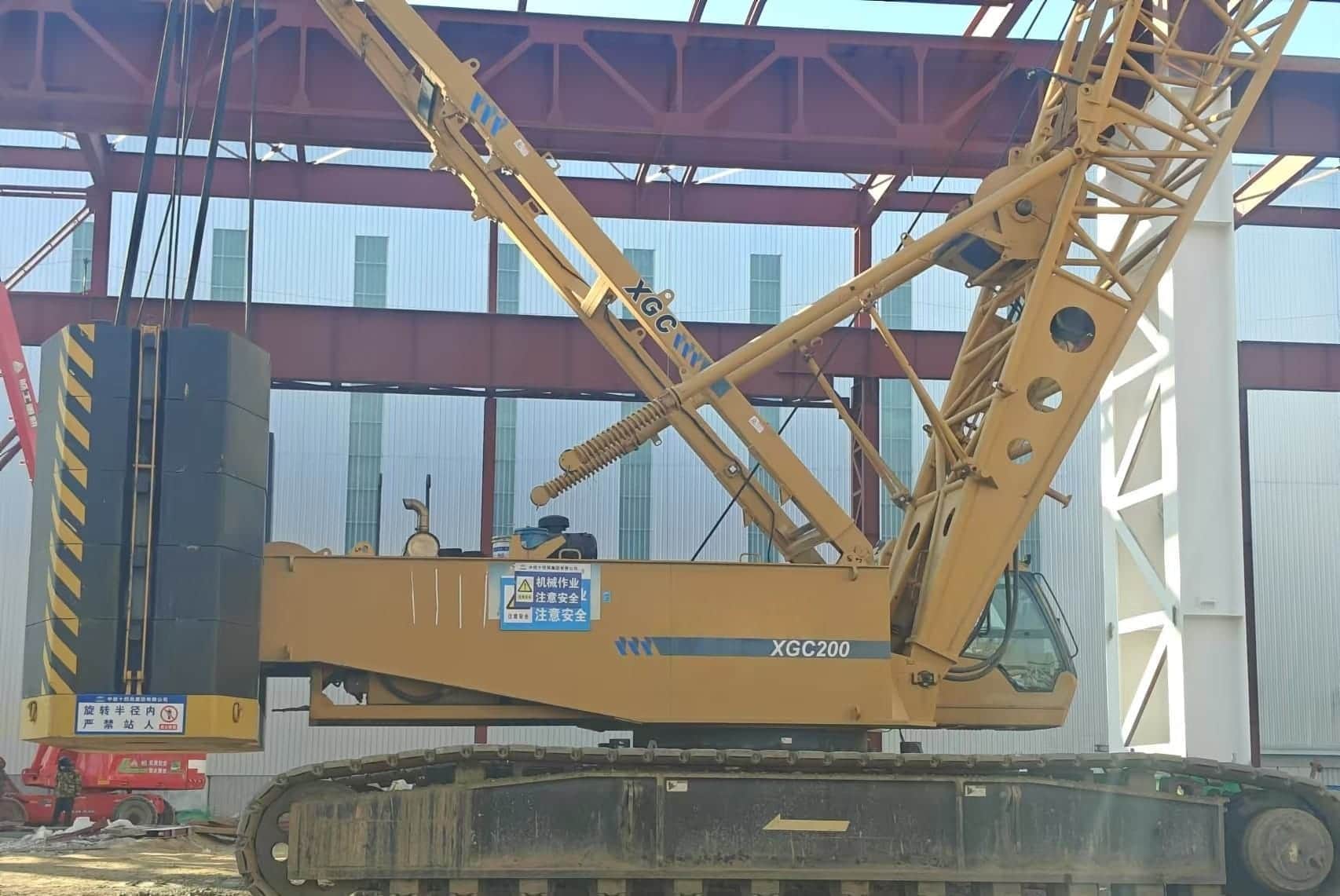 XCMG XGC200 — 200T Crawler Crane 11