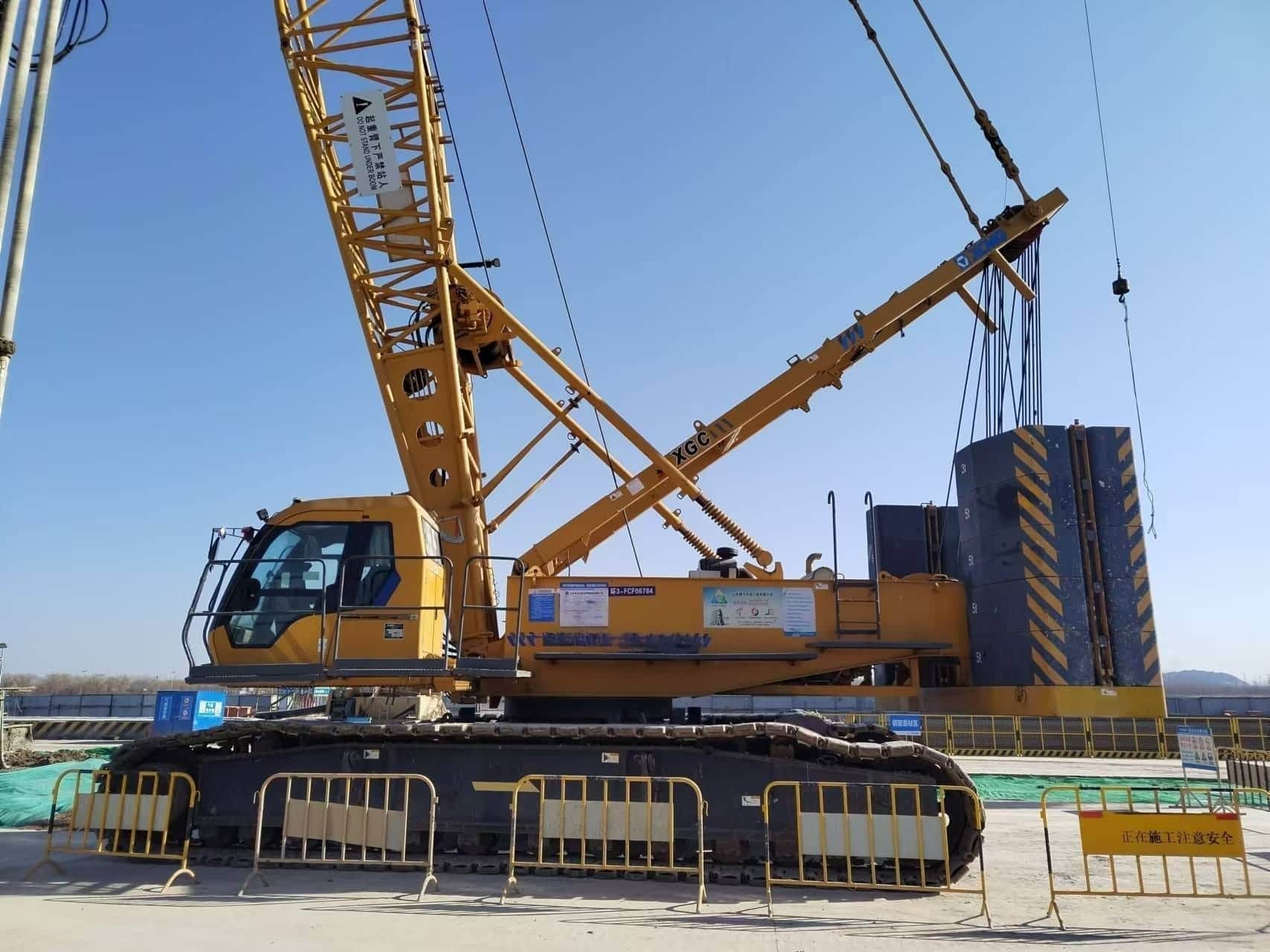 XCMG XGC200 — 200T Crawler Crane 14
