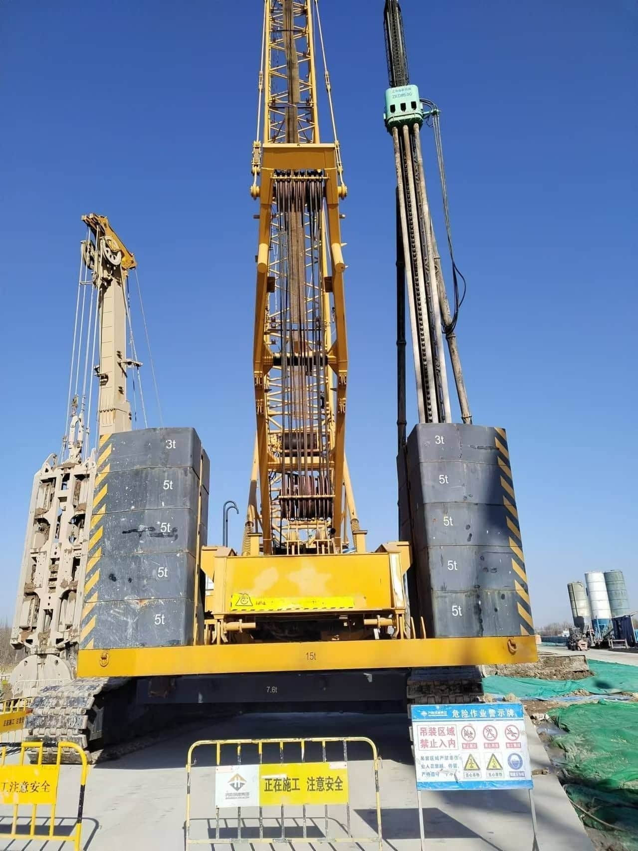 XCMG XGC200 — 200T Crawler Crane 15