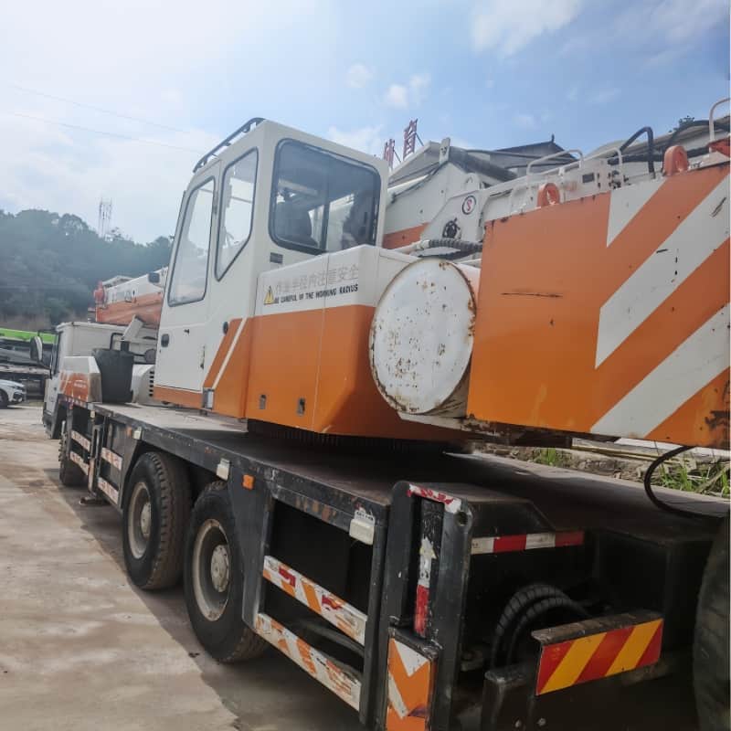 Zoomlion QY30V5 — 30T Truck Crane 4