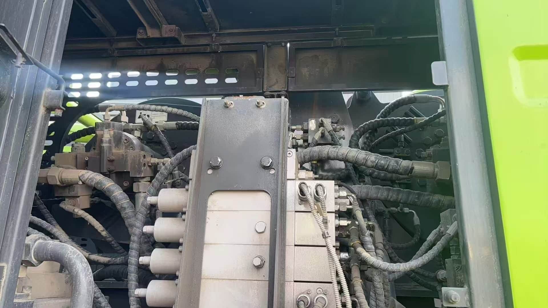 Zoomlion ZCC100H — 100T Crawler Crane 10