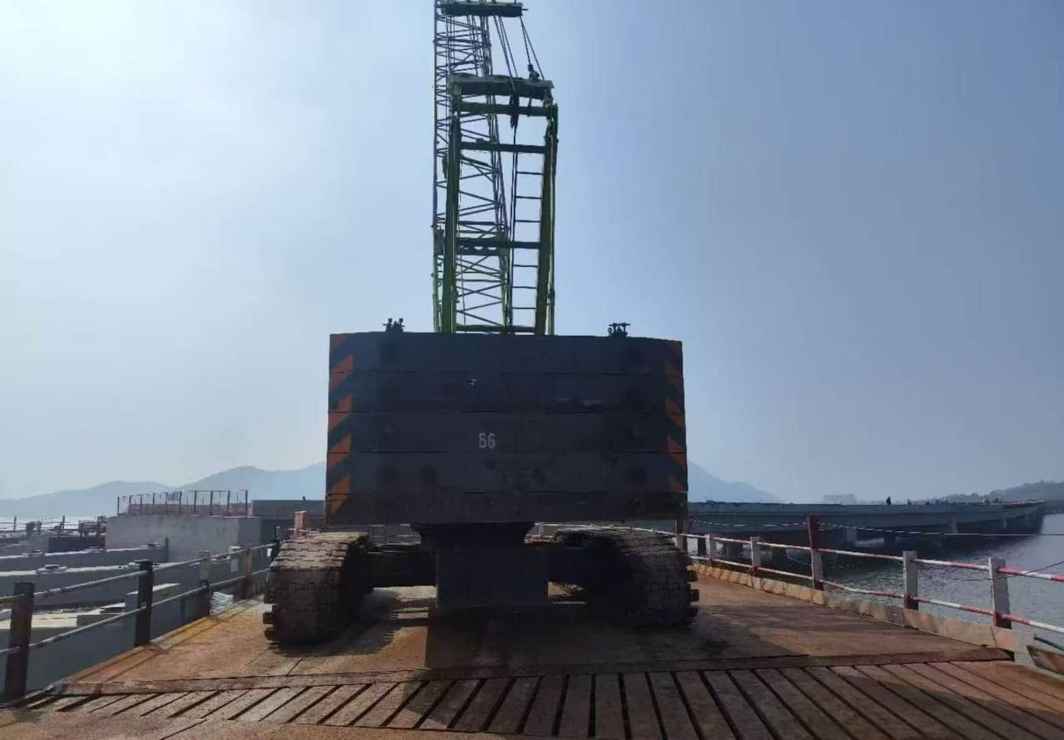 Zoomlion ZCC100H — 100T Crawler Crane 11