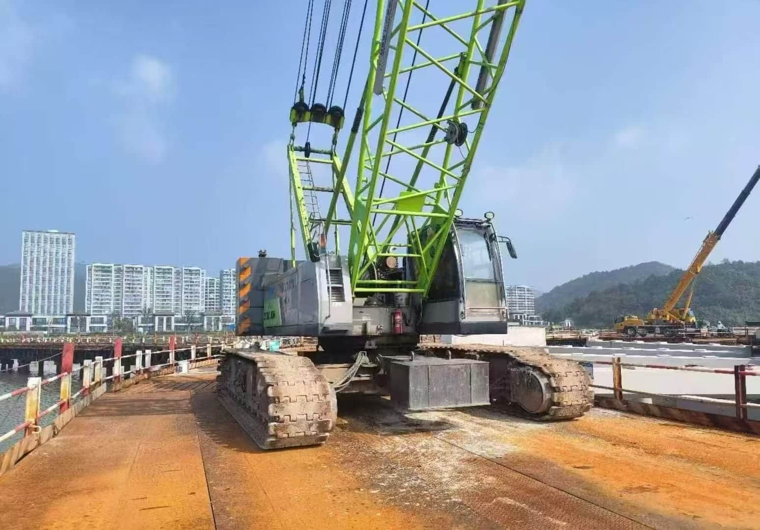 Zoomlion ZCC100H — 100T Crawler Crane 12