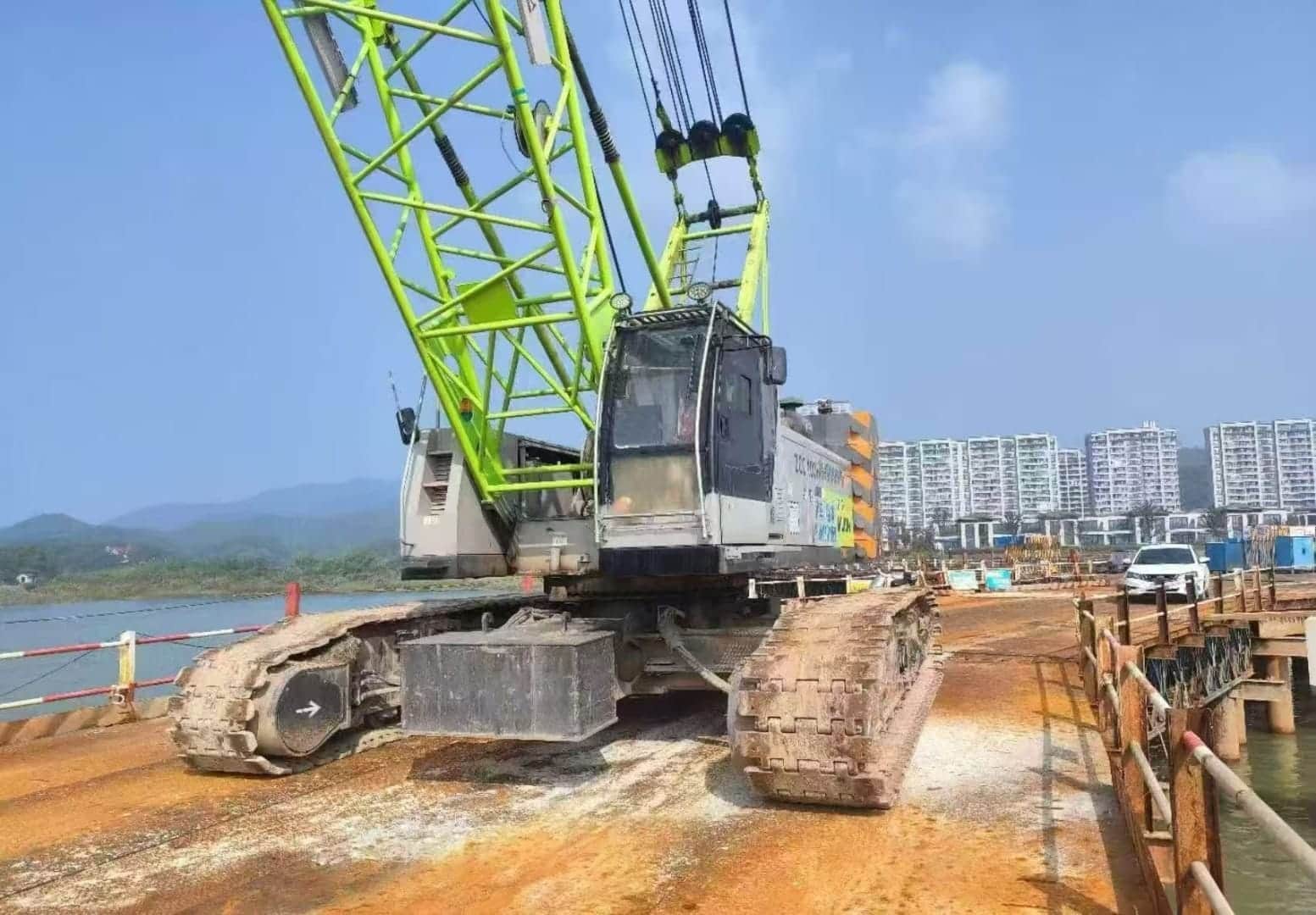 Zoomlion ZCC100H — 100T Crawler Crane 14