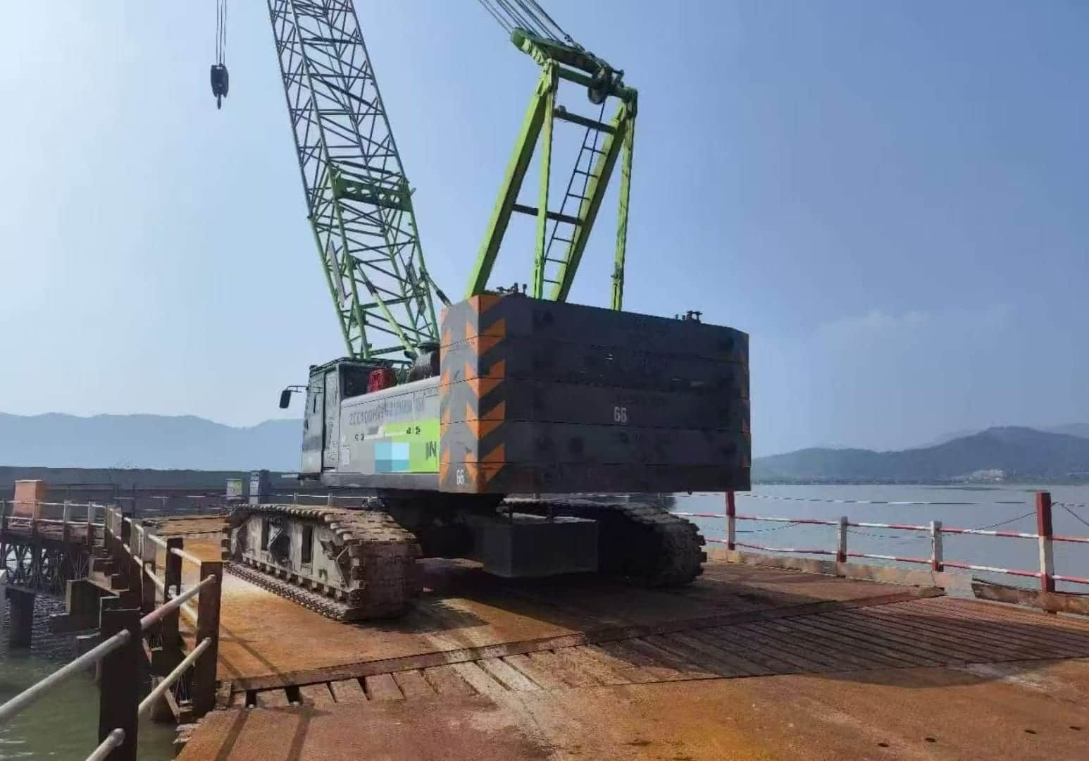 Zoomlion ZCC100H — 100T Crawler Crane 8