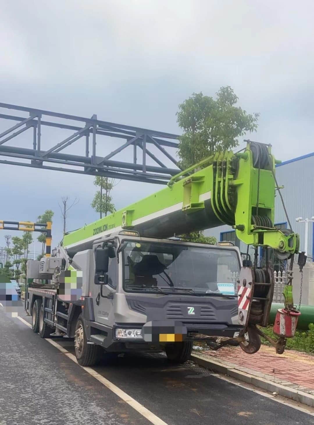 Zoomlion ZTC251V5 — 25T Truck Crane 10