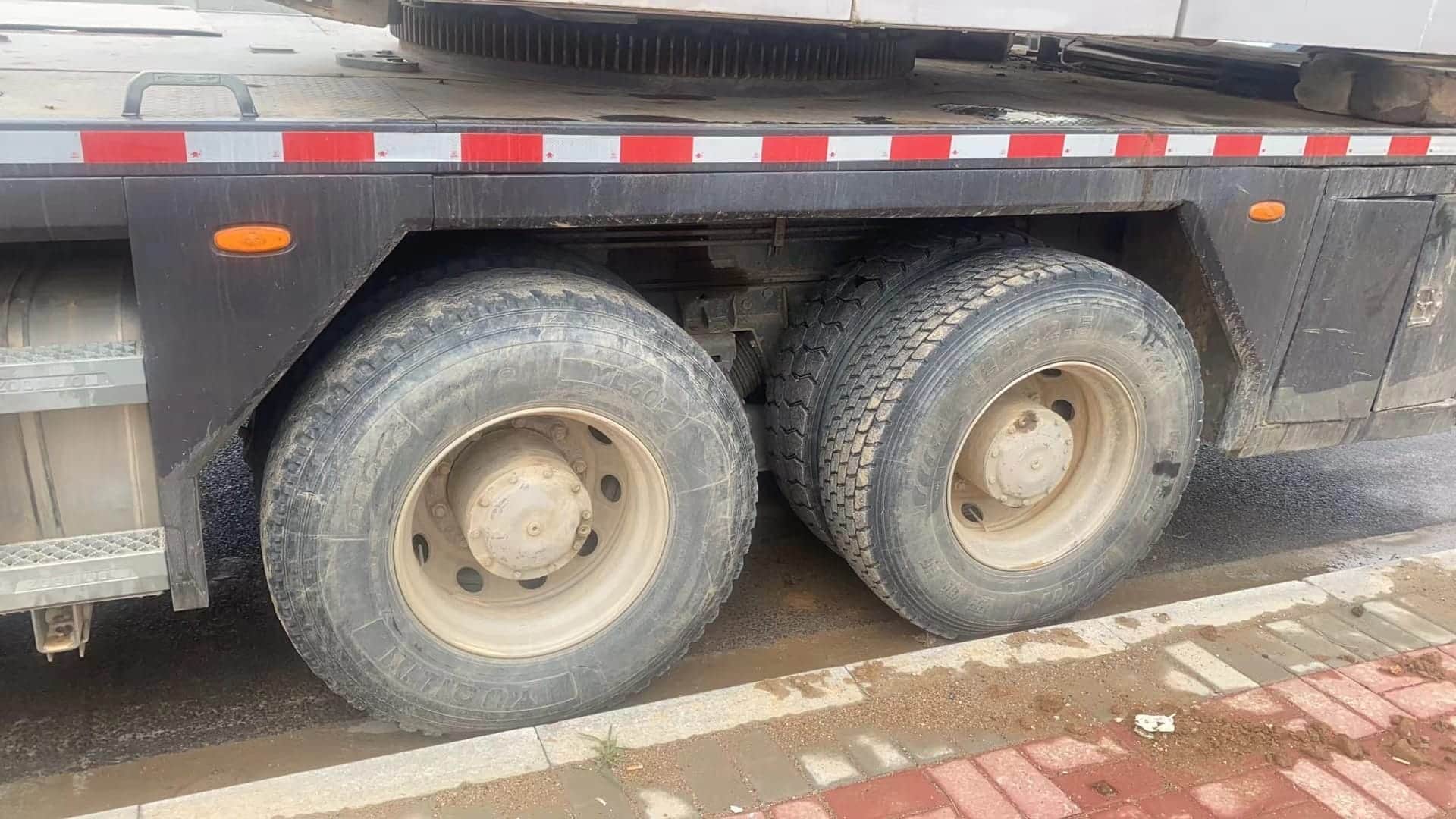 Zoomlion ZTC251V5 — 25T Truck Crane 11