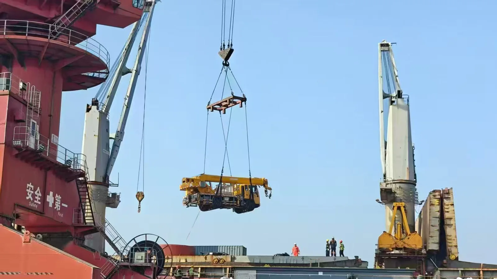 Mobile crane lifted onto a cargo vessel